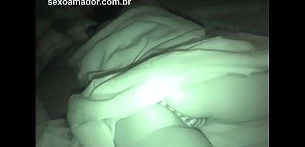  Padrasto entra clandestinamente no quarto da enteada e filma ela dormindo de calcinha